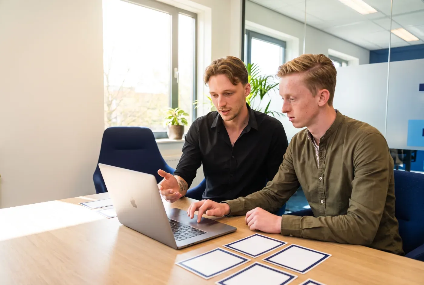 Jasper en Nick werken samen aan campagne en content